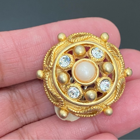 Vintage Unsigned Gold-tone Faux Pearl Rhinestones Dome Clip On Earrings 24g - Picture 12 of 13
